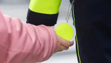 Przedszkolaki ćwiczyły zasady ruchu drogowego w mobilnym miasteczku