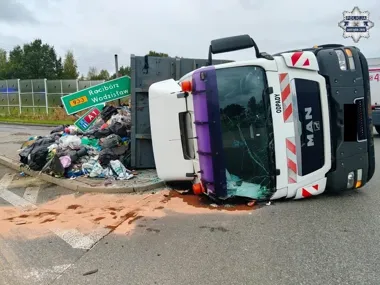 Ciężarówka przewróciła się na rondzie w Jastrzębiu-Zdroju. Kierowca ukarany